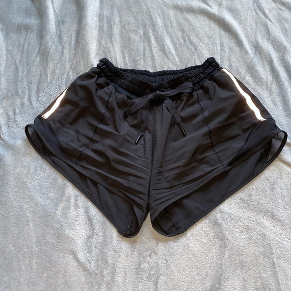 lululemon athletica Pants - Lululemon OG Hotty Hot Shorts (size 4)
